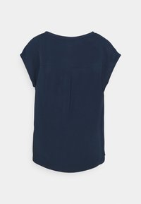 Top blu navy a maniche corte con scollo rotondo, dettaglio di piega sottile sul retro e texture del tessuto morbida e liscia. Orlo curvo.