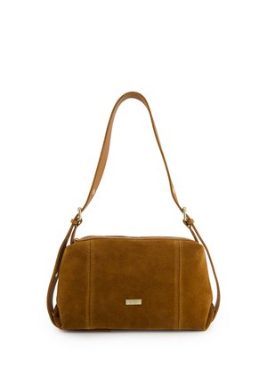 Sac à bandoulière en daim marron avec une sangle réglable et une petite plaque en métal rectangulaire de la marque au centre avant.