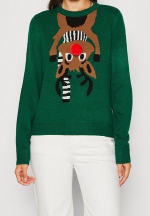 Pull vert avec un motif de renne, doté d'un nez en pompon rouge et d'accents rayés. Texture tricotée avec des manches longues et un ourlet côtelé.