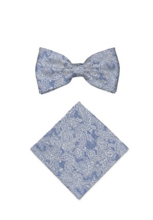 Blaues Fliegenband und passendes Einstecktuch mit weißen, filigranen Paisley-Mustern auf weißem Hintergrund.