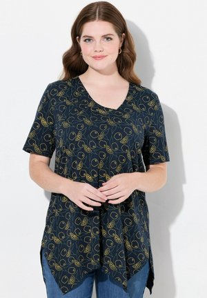 Haut à manches courtes bleu marine avec un motif de fruits jaunes, décolleté en V et design asymétrique. Tissu doux avec une coupe décontractée.