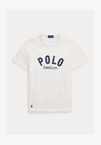 Άσπρη κοντομάνικη μπλούζα με σκούρο μπλε κείμενο "POLO Ralph Lauren" στο μπροστινό μέρος και μικρό κεντημένο λογότυπο παίκτη πόλο κοντά στο κάτω τελείωμα.