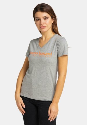 Graues T-Shirt mit kurzen Ärmeln, V-Ausschnitt und orangefarbener Druckschrift. Weicher Stoff und lässiger Schnitt, kombiniert mit schwarzen Hosen.
