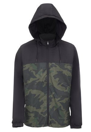 Hættejakke med en sort øverste sektion og en camouflage nederste sektion i nuancer af grøn, med elastiske manchetter og lukning med lynlås foran.