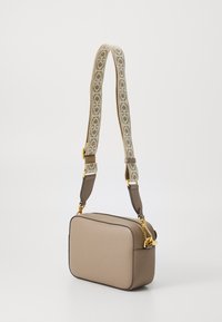 Borsa rettangolare in pelle beige con una finitura testurizzata. Presenta una tracolla in contrasto con un motivo geometrico e accessori in oro.