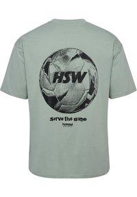 Ljust grön bomulls-t-shirt med ett stort svart tryckt fotbollsmotiv, med texten "HSW" och "serve the game" nedanför. Korta ärmar.