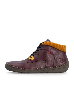 Bottine en cuir bordeaux avec col côtelé jaune, œillets multicolores, semelle noire et coutures apparentes.