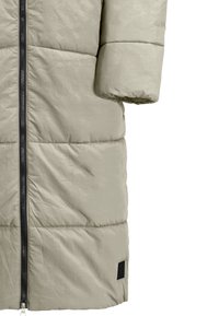 Cappotto imbottito in tessuto grigio chiaro, con cerniera a tutta lunghezza e dettagli neri. Il design comprende pannelli cuciti e una texture morbida.
