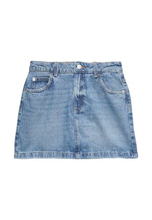 Niebieska mini spódnica z denimu z guzikiem z przodu, szlufkami na pasek i dwoma przednimi kieszeniami na białym tle.