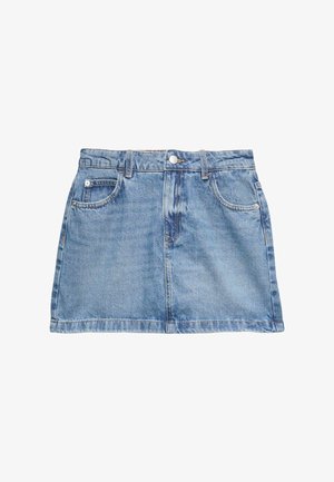 Blauer Jeans-Minirock mit Frontknopf, Gürtelschlaufen und zwei vorderen Taschen vor weißem Hintergrund.