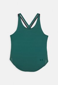 Turkusowy sportowy tank top z krzyżującymi się ramiączkami, z zaokrąglonym dołem i przewiewnymi siateczkowymi panelami po bokach. Logo Under Armour na przodzie.