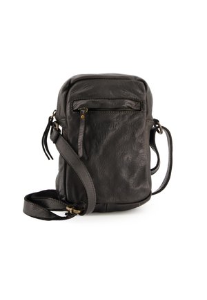 Sorte læder crossbody taske med glat tekstur, lynlås frontlomme, justerbar rem og præget logo detalje. Kompakt rektangulær form.