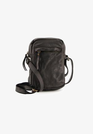 Schwarze Leder-Crossbody-Tasche mit glatter Textur, Reißverschluss-Fronttasche, verstellbarem Tragegurt und geprägtem Logo-Detail. Kompakte rechteckige Form.