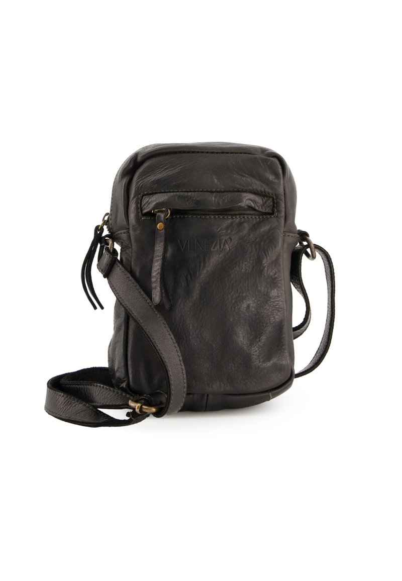 Černá kožená crossbody taška s hladkou texturou, zipovou přední kapsou, nastavitelným popruhem a raženým logem. Kompaktní obdélníkový tvar.