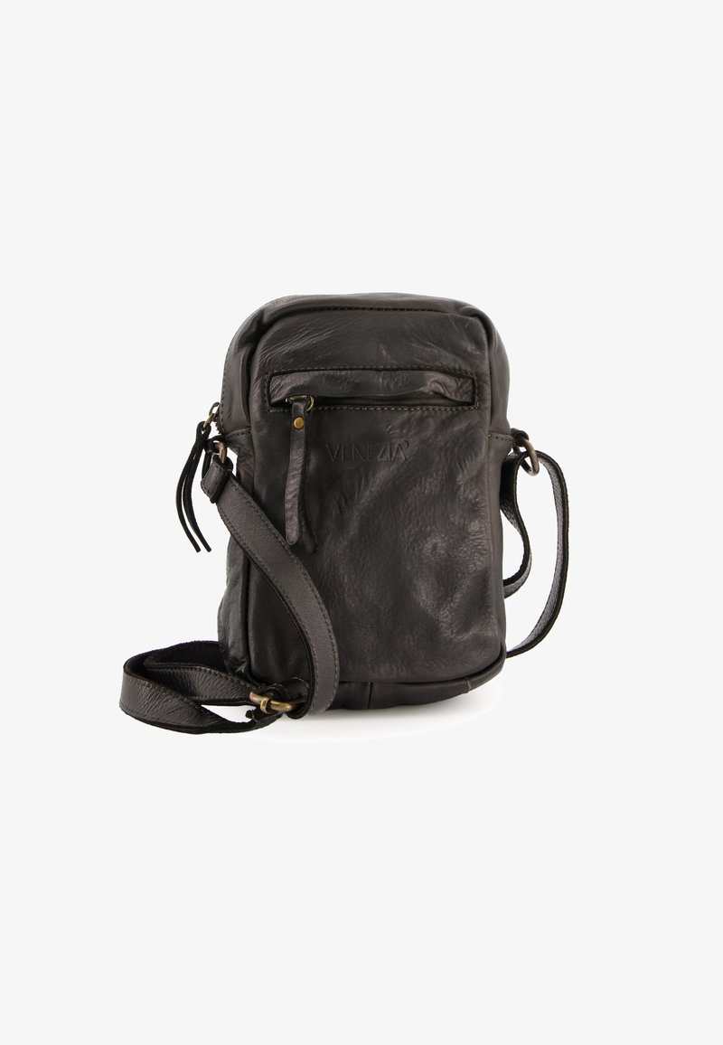 Sorte læder crossbody taske med glat tekstur, lynlås frontlomme, justerbar rem og præget logo detalje. Kompakt rektangulær form.