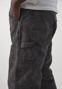 Carhartt WIP DUCK SINGLE KNEE PANT - Kalhoty - green/graphite garment dyed