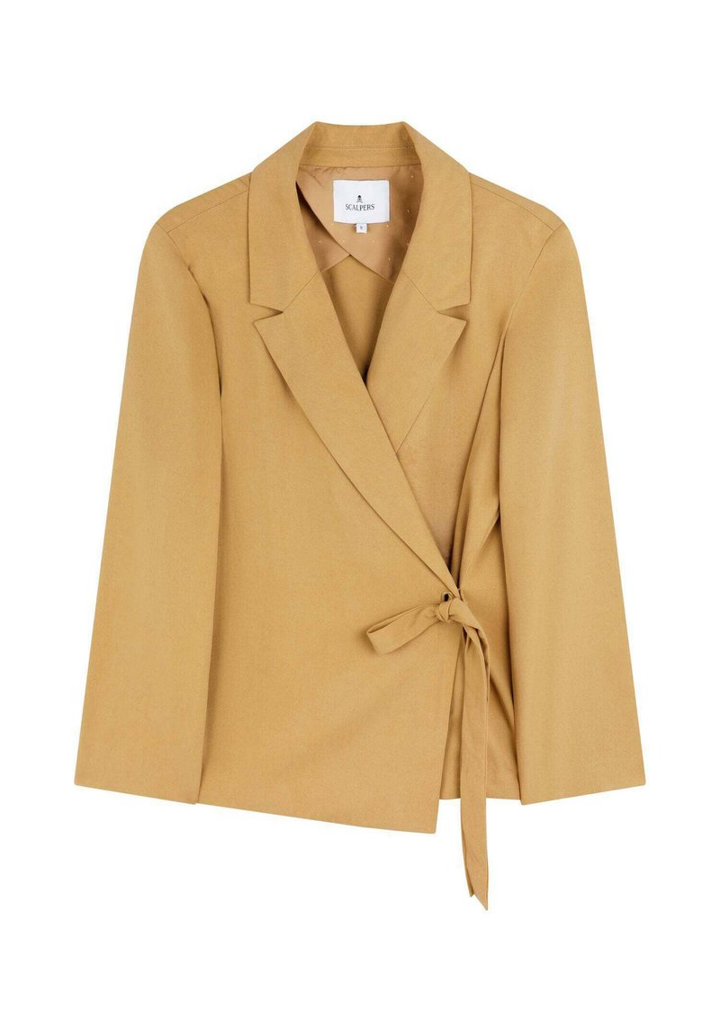 Senffarbener Blazer aus einem glatten Stoff, mit aufgekrempeltem Revers, langen Ärmeln und einer Krawattenverschluss in der Taille.