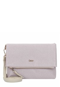 Glänzende, hellrosa Clutch-Tasche mit umgeklapptem Deckel, goldenen Beschlägen und einem abnehmbaren, cremefarbenen Trageriemen; verfügt über eine Reißverschlusstasche auf der Rückseite.