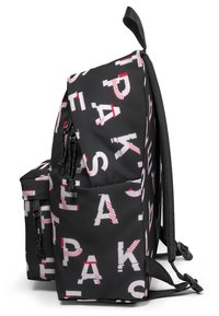 Zaino nero con un design misto di grandi lettere bianche e rosse. Include spallacci regolabili, tasche con zip e tessuto resistente.