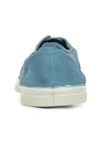 Scarpa slip-on in tela azzurro chiaro con tomaia strutturata e suola in gomma bianca. Presenta una punta rotonda e dettagli di cucitura minimi.