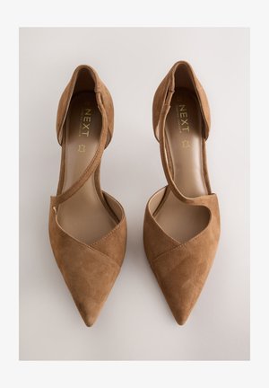 Pantofi cu toc înalt din piele întoarsă maro, cu vârf ascuțit, prevăzuți cu bretele încrucișate peste partea superioară și o căptușeală internă netedă. Branding auriu vizibil.