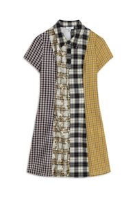 Vestido con cuello que presenta cinco paneles de tela distintos en varios patrones a cuadros: tonos de negro, blanco, amarillo y marrón, con mangas cortas.