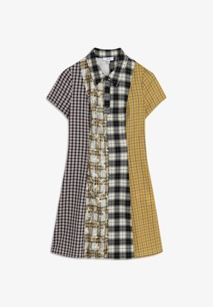 Kleid mit Kragen, das aus fünf verschiedenen Stoffpaneelen in verschiedenen Karomustern besteht: Schwarz, Weiß, Gelb und Brauntönen mit kurzen Ärmeln.