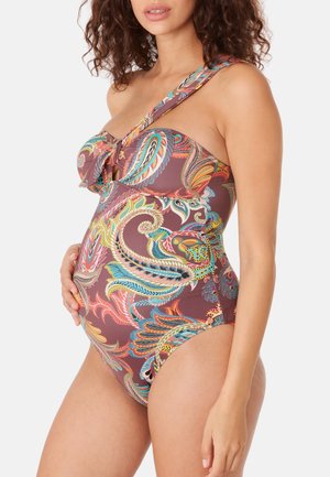 Maillot de bain de maternité avec motif paisley en marron, présentant un design à épaule unique, un détail nœud et un tissu doux et extensible pour le confort.