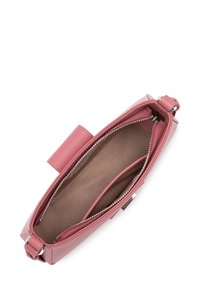 Roze leren handtas met een gladde textuur, rits sluiting en interieurzakken. Heeft een slanke, rechthoekige vorm en een afneembare schouderband.