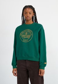 New Balance ATHLETICS CREST CREW - Mikina - nightwatch green