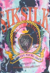 Grafisk sweatshirt med et tie-dye mønster i pink og blå, med fed orange tekst og et dekorativt skjold og krone emblem.