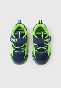 Dječje cipele u mornarsko plavoj i limeta zelenoj boji, izrađene od mrežastih i sintetičkih materijala, s velkro trakicom, vezicama i logotipom dinosaura.