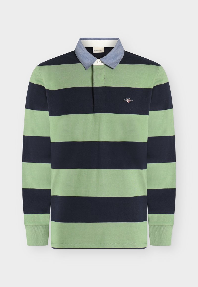 Chemise de rugby à manches longues avec larges rayures vertes et bleu marine, col bleu clair et petit logo brodé sur la poitrine gauche.