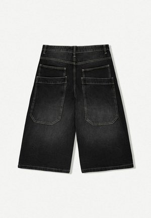 Svarta denimshorts med rak passform, med två bakfickor och synliga sömmar. Tyget har en lätt textur och en urtvättad finish.
