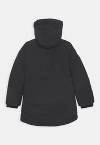 Schwarze Kapuzenjacke mit glatter Textur, mittellanger Schnittführung, elastischen Bündchen und einer Nahtdetails auf dem Rücken.