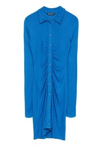 Robe longue à manches longues bleue avec col, boutonnage devant et détails froncés au centre. Texture côtelée douce.