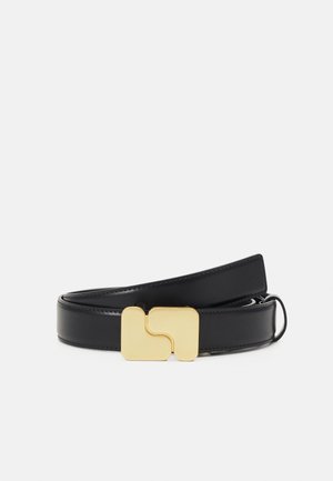 Cintura in pelle nera con una fibbia dorata elegante e moderna caratterizzata da un design intagliato unico. Texture liscia e design minimalista.