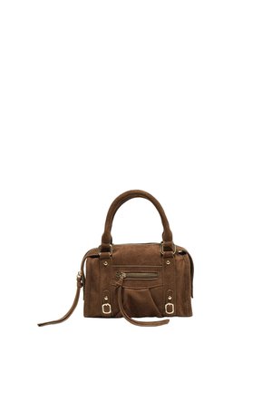 Sac à main en daim marron avec deux poignées, poche avant zippée et sangles décoratives à boucles, isolé sur fond blanc.