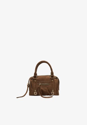Sac à main en daim marron avec deux poignées, poche avant zippée et sangles décoratives à boucles, isolé sur fond blanc.