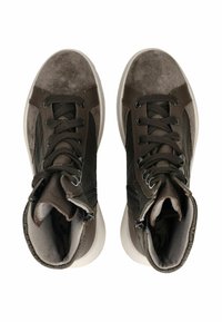 Sneaker alte marroni realizzate in una combinazione di suede e pelle liscia, con lacci rotondi, cerniere laterali e suola in gomma bianca.