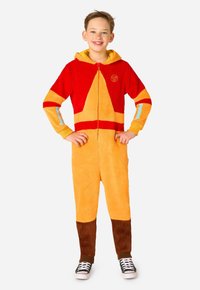 Oranži ja punast kapuutsiga ülikonda ees oleva luku ja suure kolmnurkse kujundusega, kontrastsete siniste detailide ja tekstuurse kangaga.