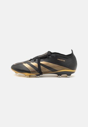 Sort og guld Adidas Predator fodboldstøvle med metalstifter, syntetisk overdel og snørebåndsdæksel på neutral baggrund.