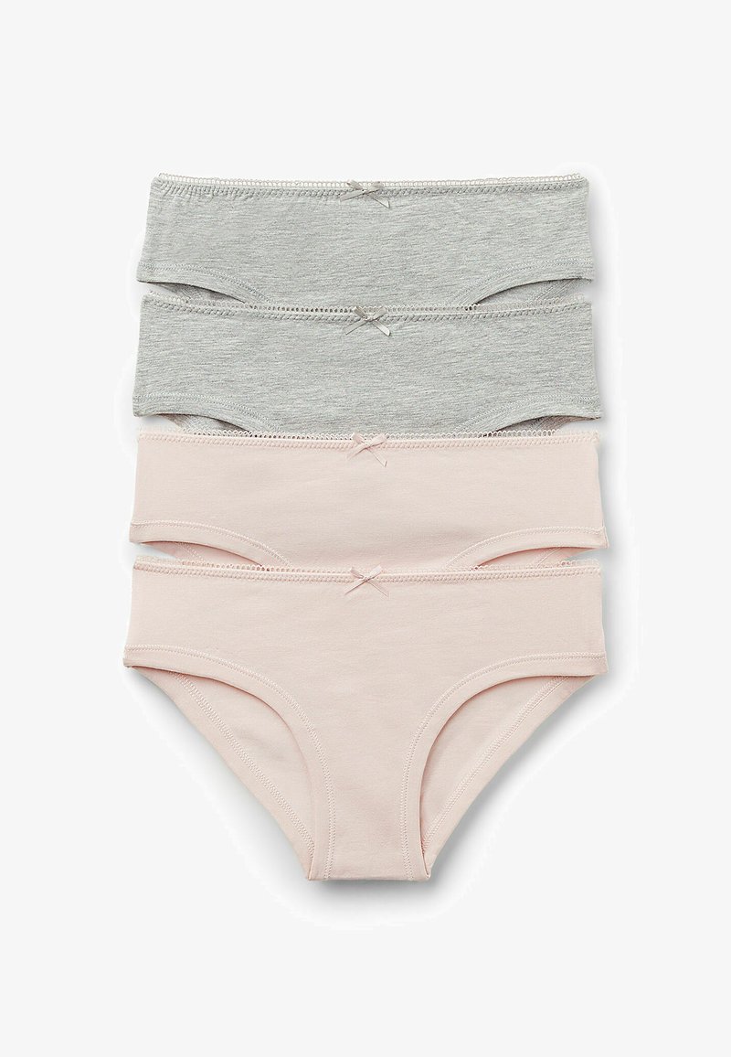 Čtyři páry bavlněného spodního prádla: dva šedé, jedno světle růžové a jedno tmavší růžové. Každé má mašličku na pasu a měkké elastické okraje.