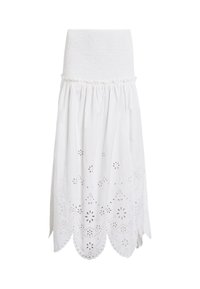Witte katoenen rok met een smock tailleband, decoratieve oogjesstiksels en een golvende rand. Vloeiende vorm en lichte textuur.