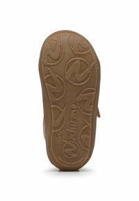Hnědá gumová podrážka obuvi s texturovaným vlnkovým vzorem a vyraženým logem. Kulatý tvar, zesílený okraj a hladký povrch.