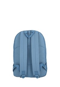 Niebieski plecak materiałowy z wyściełanym tyłem i regulowanymi ramiączkami. Posiada uchwyt u góry oraz wzmocnione szwy dla zwiększonej trwałości.