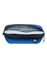 Sininen vetoketjullinen pussi, joka on tehty tekstuurilla varustetusta kankaasta ja jossa on harmaa sisustus. Pussissa on verkko-tasku ja musta logopatch sivulla.