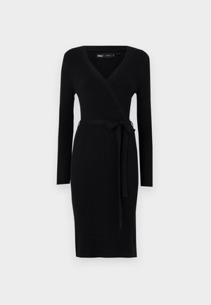 Vestido envolvente negro de punto acanalado con mangas largas, escote en V profundo y cinturón de tela a juego en la cintura. Presenta una silueta recta y una abertura lateral.