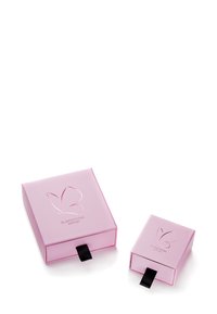 Dos cajas de embalaje rosas con una textura suave, que presentan un logo de mariposa en relieve y pestañas negras para facilitar la apertura.