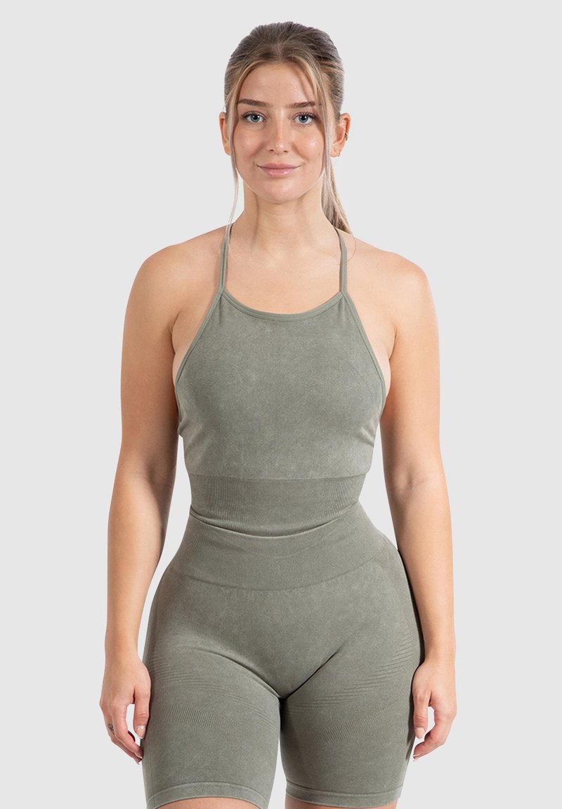 Conjunto de ropa deportiva en verde oliva que incluye un top corto sin mangas y pantalones cortos de cintura alta. Tejido suave y elástico con detalles acanalados.